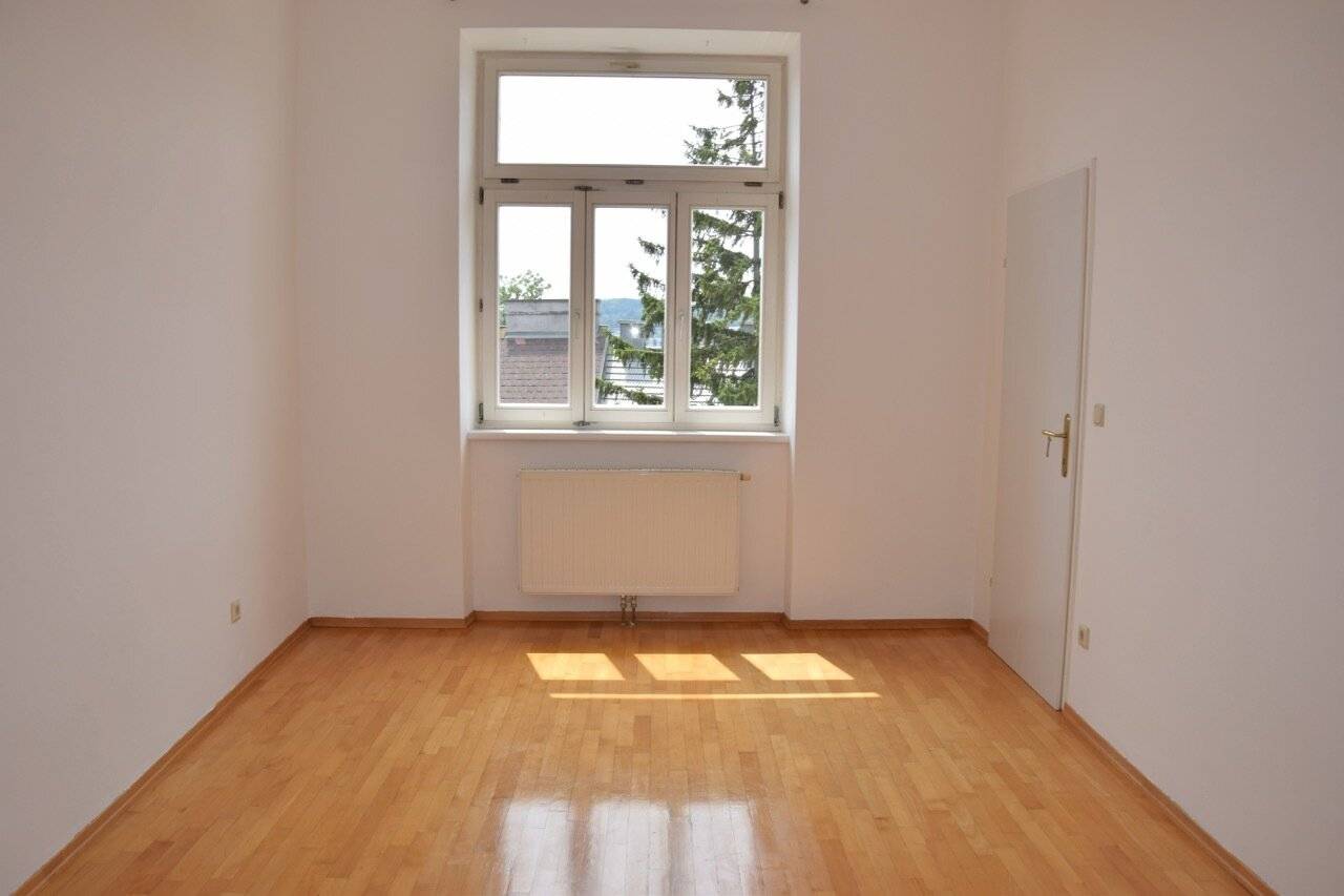 NEAR BAUMGARTNER HÖHE / STEINHOF: Well-kept 2-room period apartment with green view