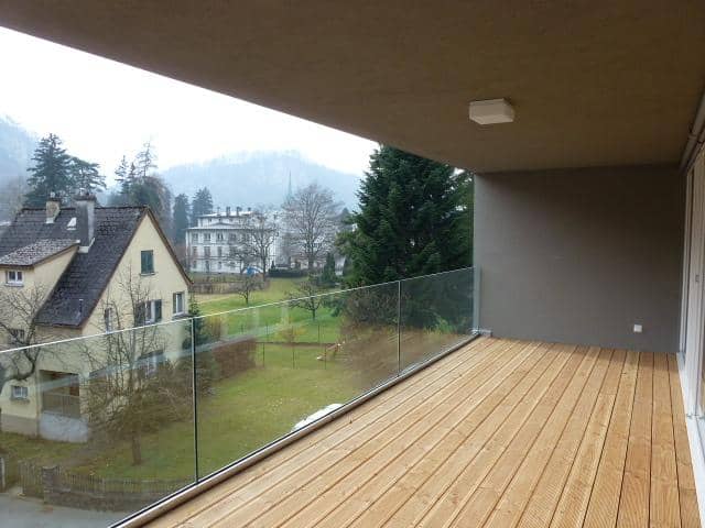 Penthouse apartment with terrace and garage in green setting