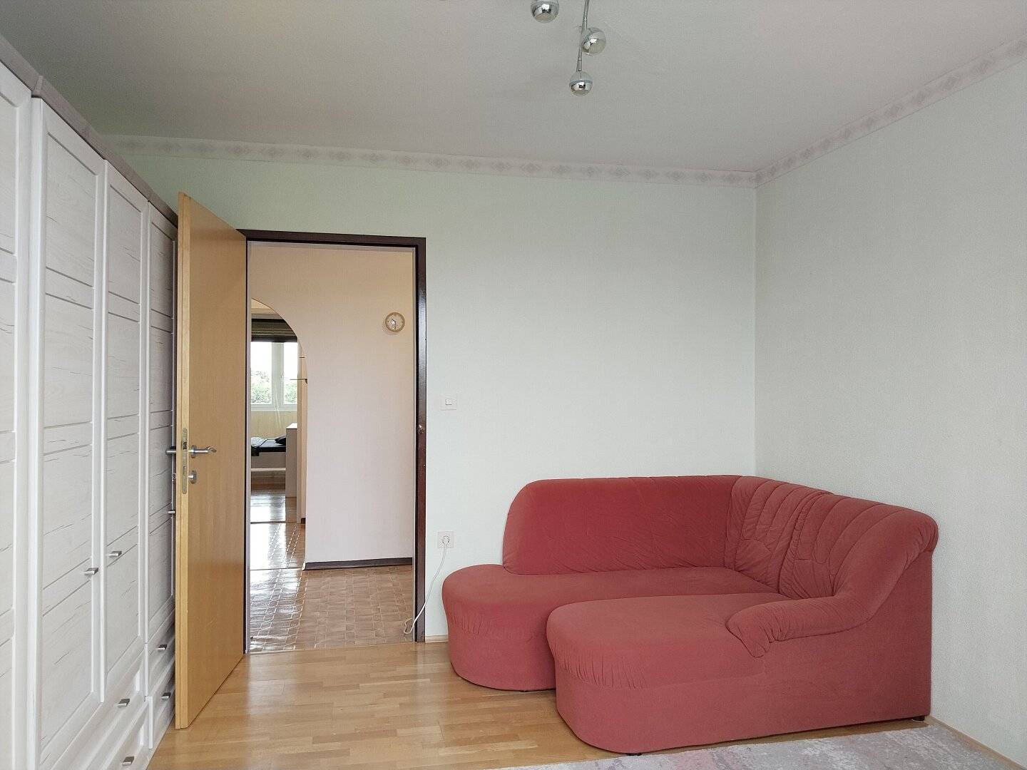 Top price-performance ratio: Well-maintained 3-room apartment with loggia &amp; parking