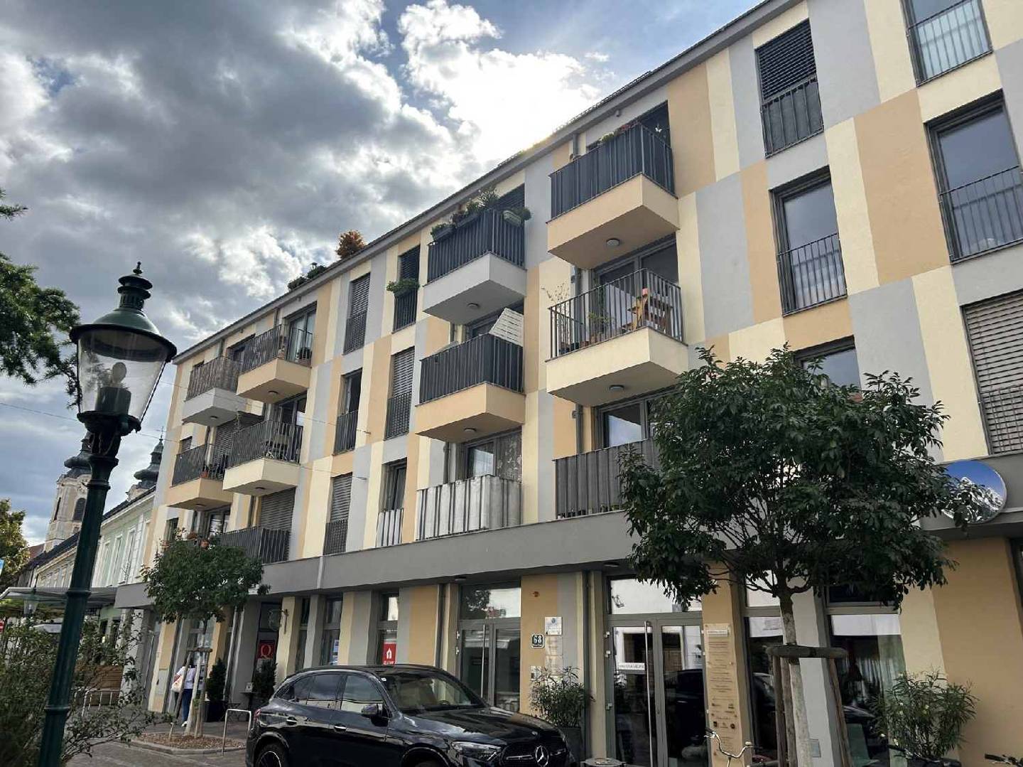Bright new apartment with balcony and fitted kitchen