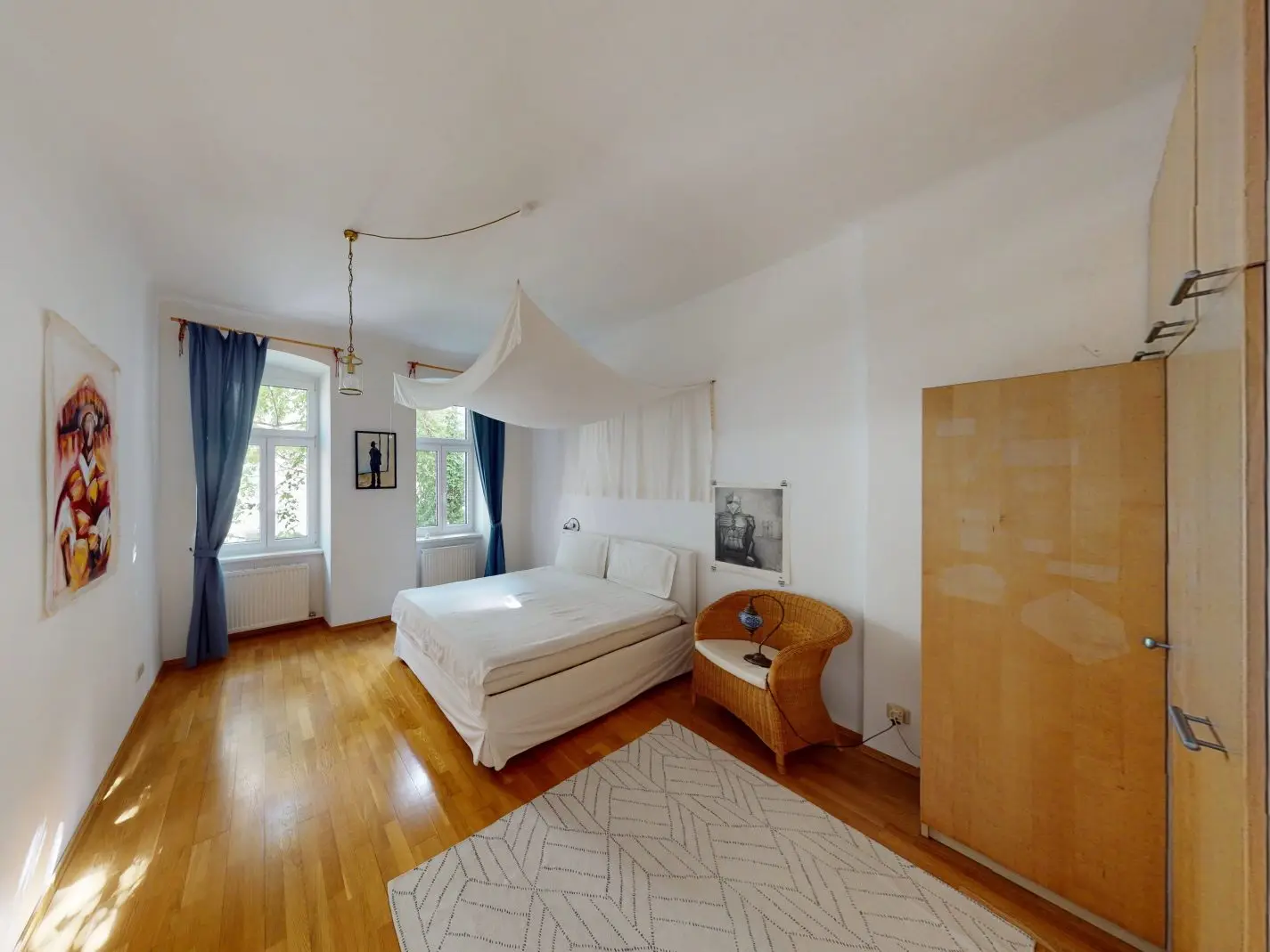 Quiet Altbauwohnung with classic charm