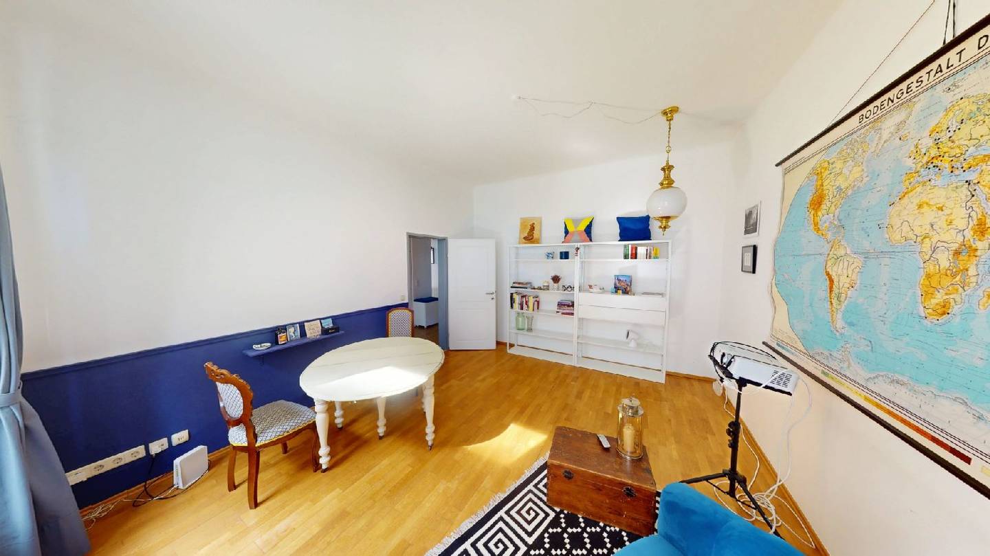 Quiet Altbauwohnung with classic charm