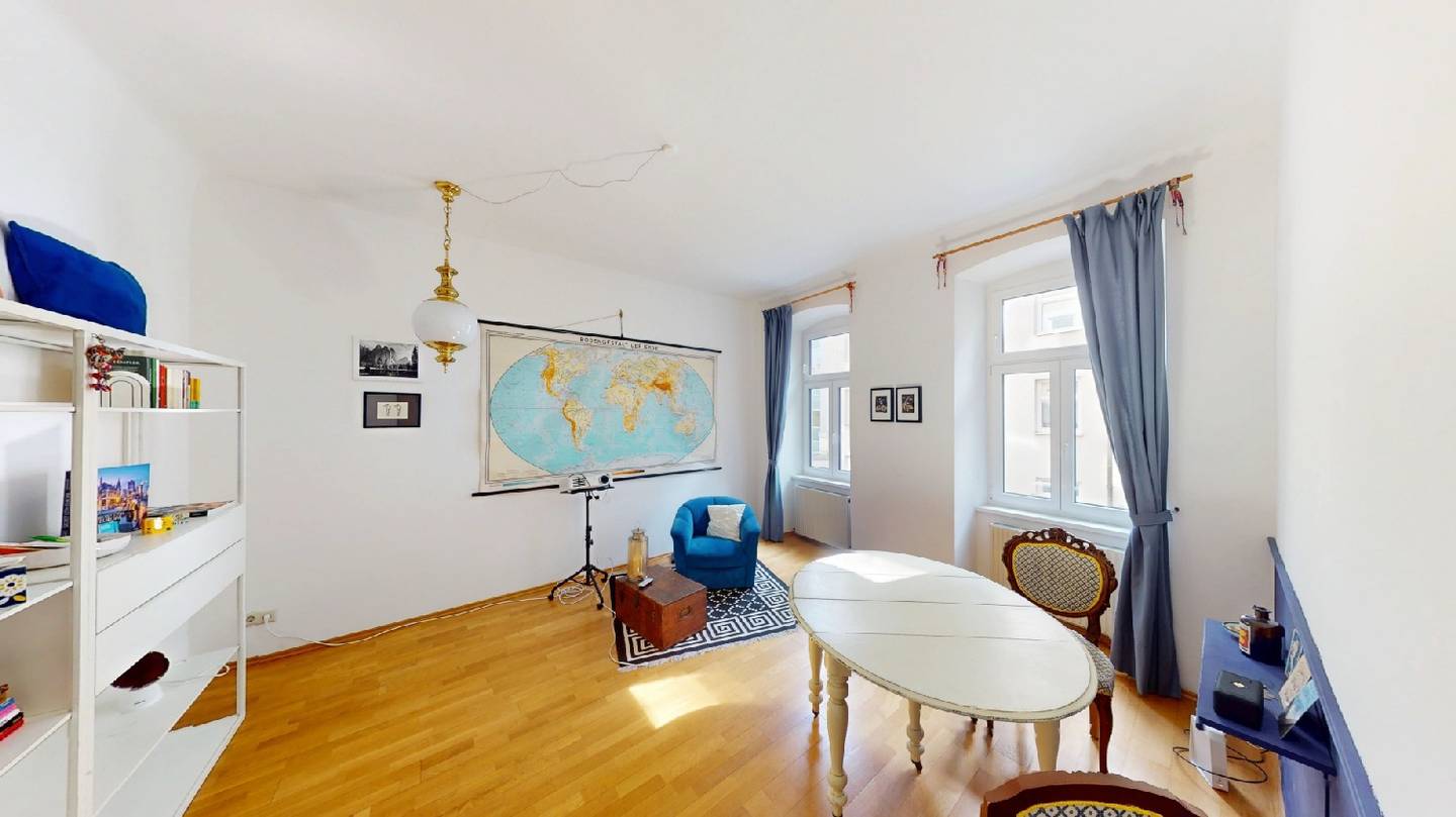 Quiet Altbauwohnung with classic charm