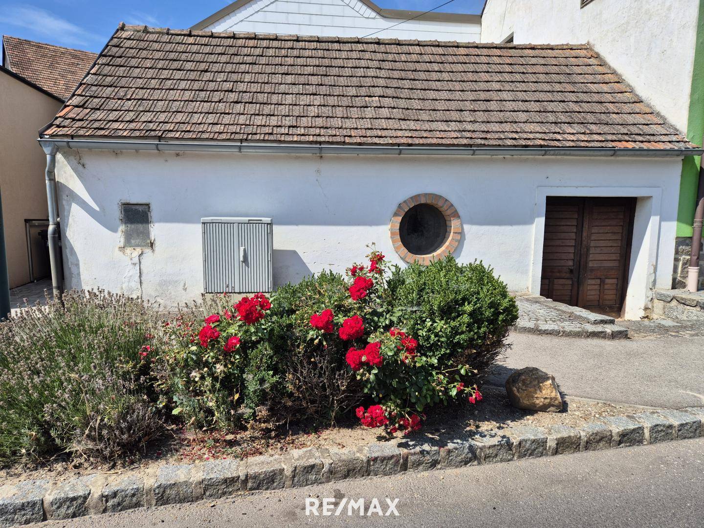 Wine press house with historic cellar apartment