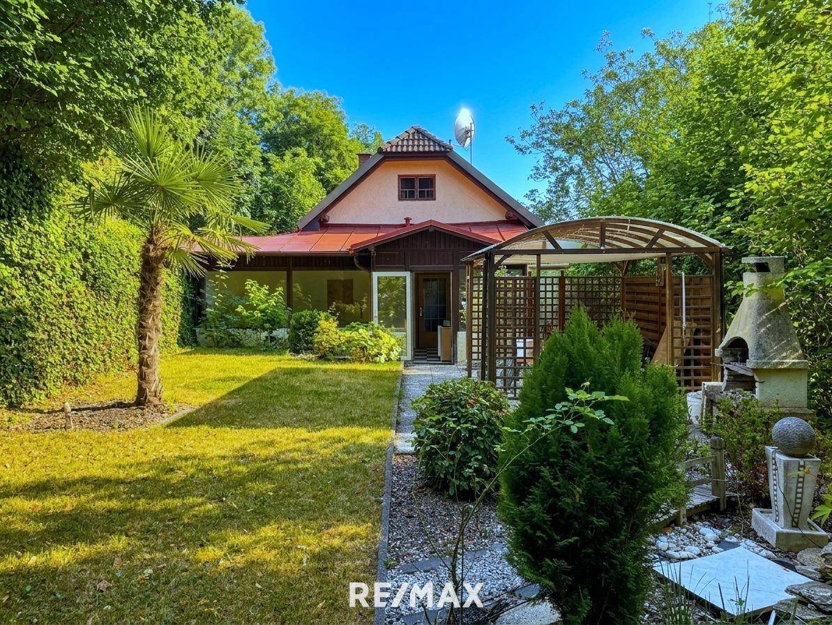 Family apartment with conservatory and garden view