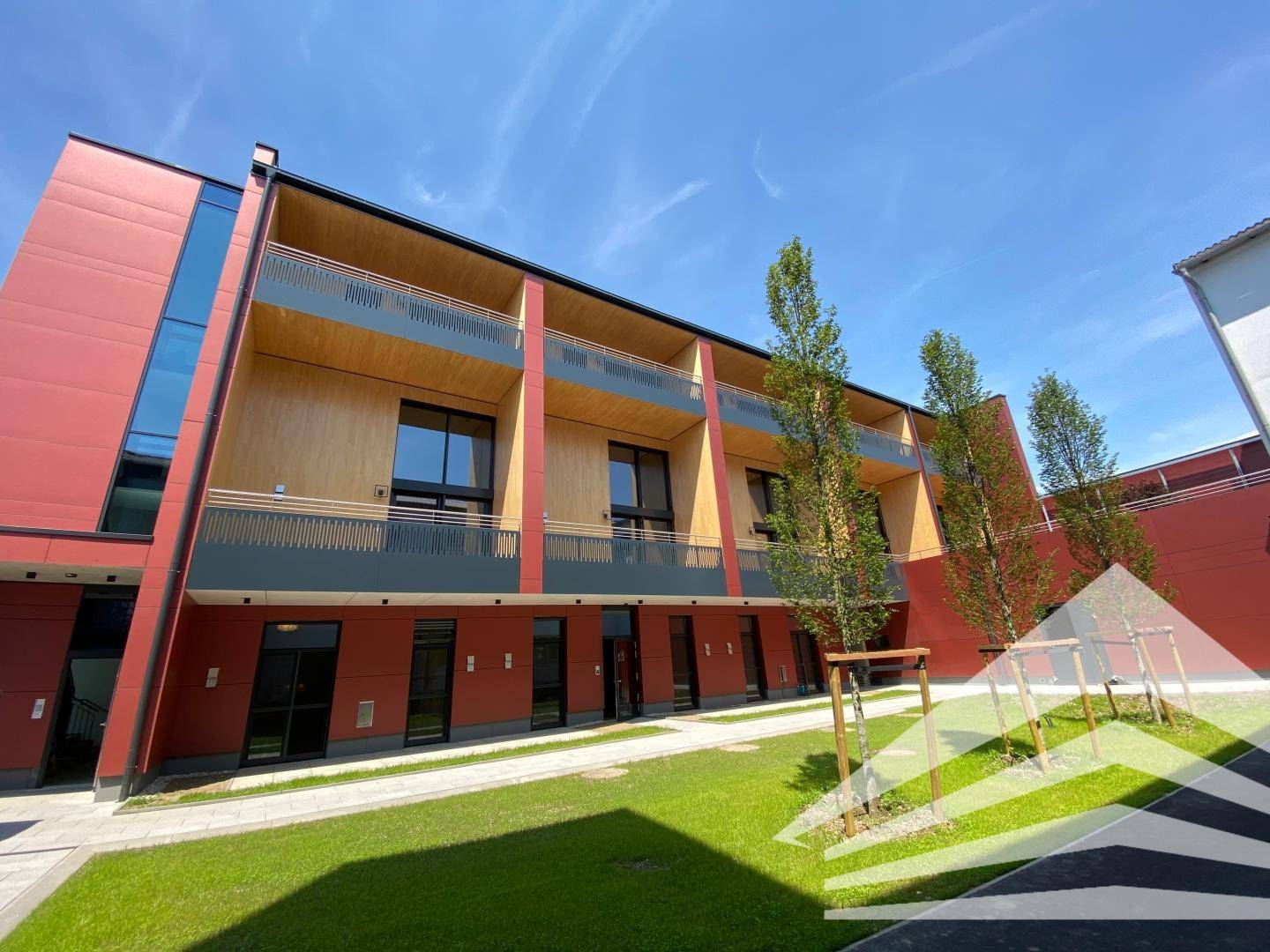 Vollmöblierte Wohnung mit Loggia in Neubau