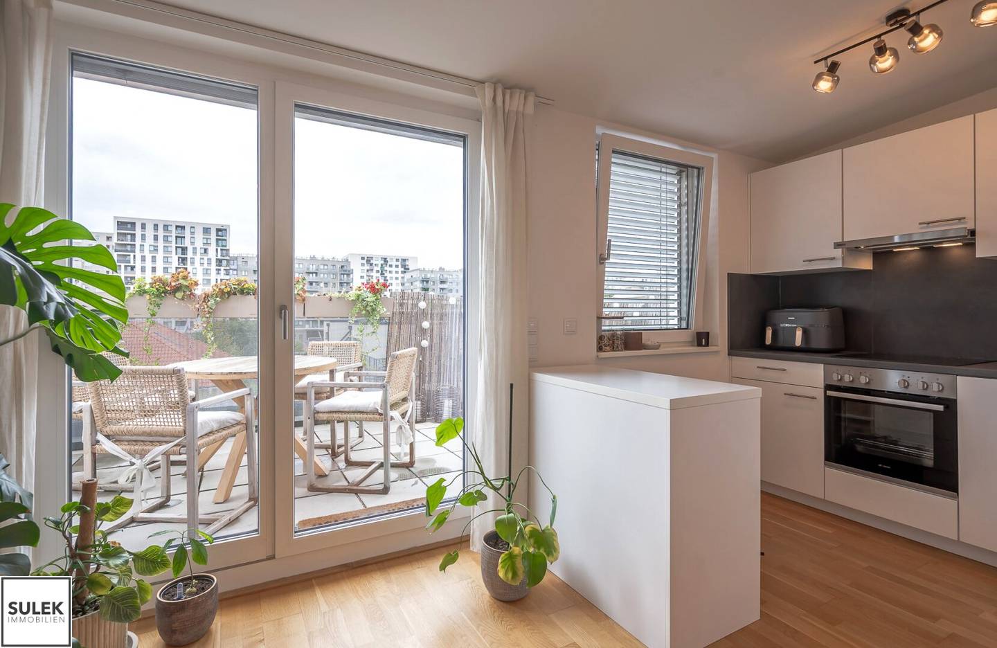 Helle 2-Zimmer-DG-Wohnung im jungen Neubau mit Westterrasse &amp; Klimaanlage – nur 5 Min. Fußweg zur U6 - ab 1.11. / 1.12.26