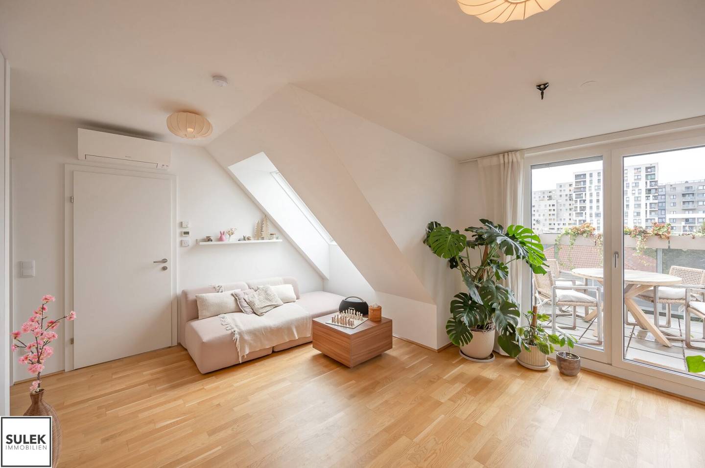 Helle 2-Zimmer-DG-Wohnung im jungen Neubau mit Westterrasse &amp; Klimaanlage – nur 5 Min. Fußweg zur U6 - ab 1.11. / 1.12.26