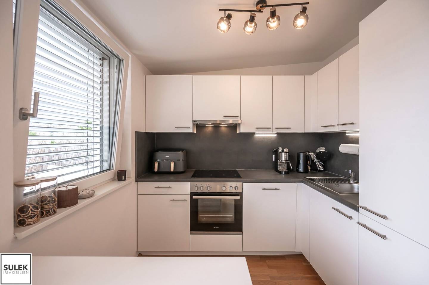 Helle 2-Zimmer-DG-Wohnung im jungen Neubau mit Westterrasse &amp; Klimaanlage – nur 5 Min. Fußweg zur U6 - ab 1.11. / 1.12.26