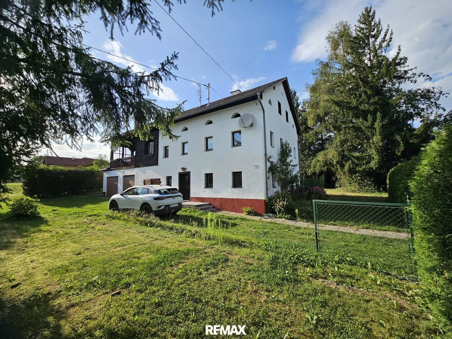 Historic residential house with large plot ready for immediate occupancy