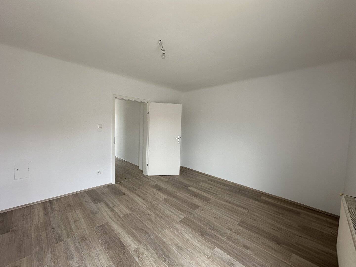 LETZTES JAHR SANIERT: 2-Zimmer-Wohnung + Kabinett mit eigener Terrasse!