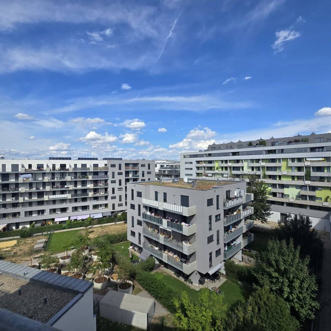 Moderne, sehr helle Dachgeschosswohnung mit hofseitigem Balkon - vis a vis U3 Station Enkplatz gelegen!
