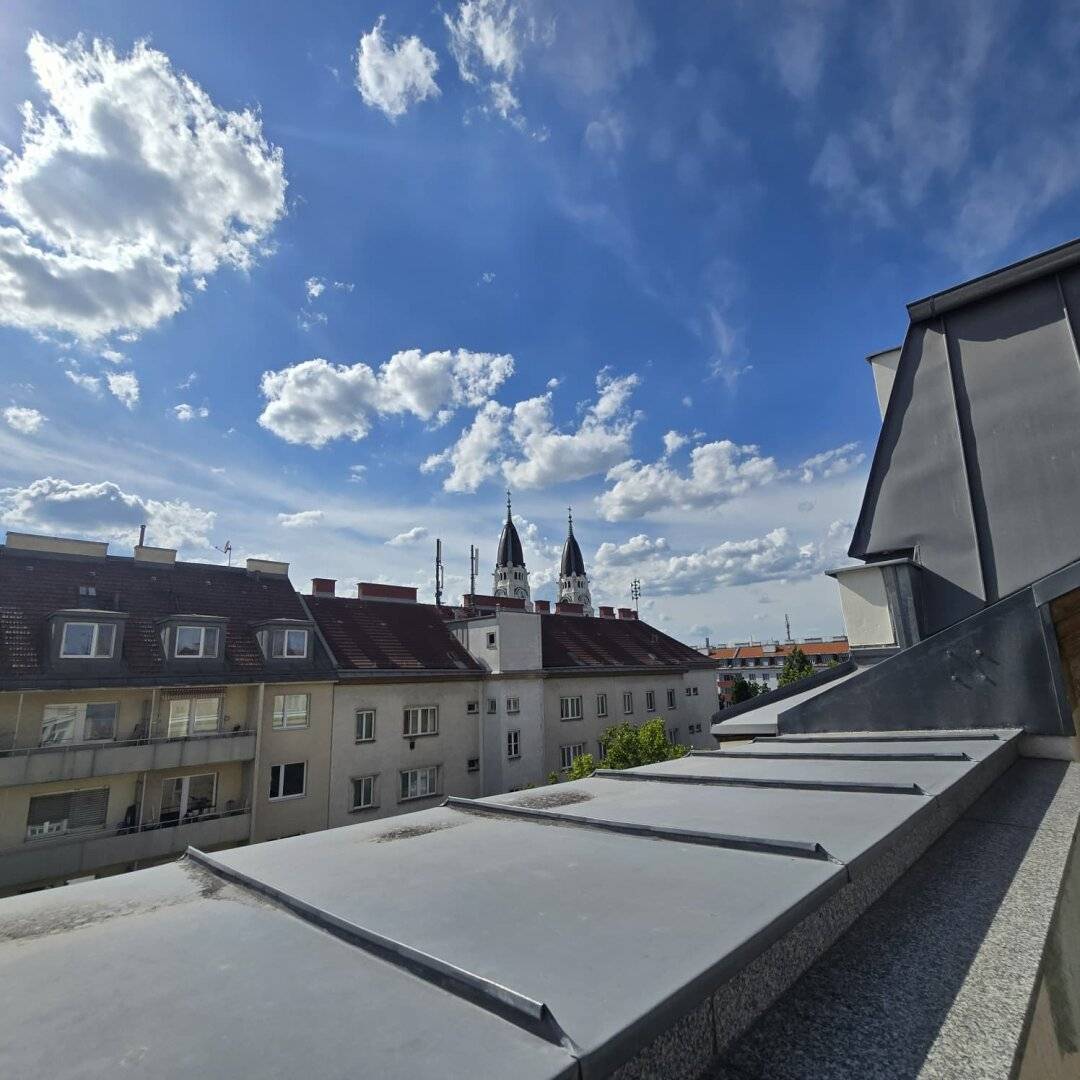 Moderne, sehr helle Dachgeschosswohnung mit Terrasse - 2 er WG-tauglich  - vis a vis U3 Station Enkplatz gelegen!
