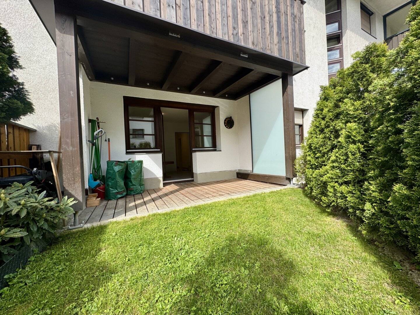 Pretty 2-room apartment with garden and terrace and garage in a nice location