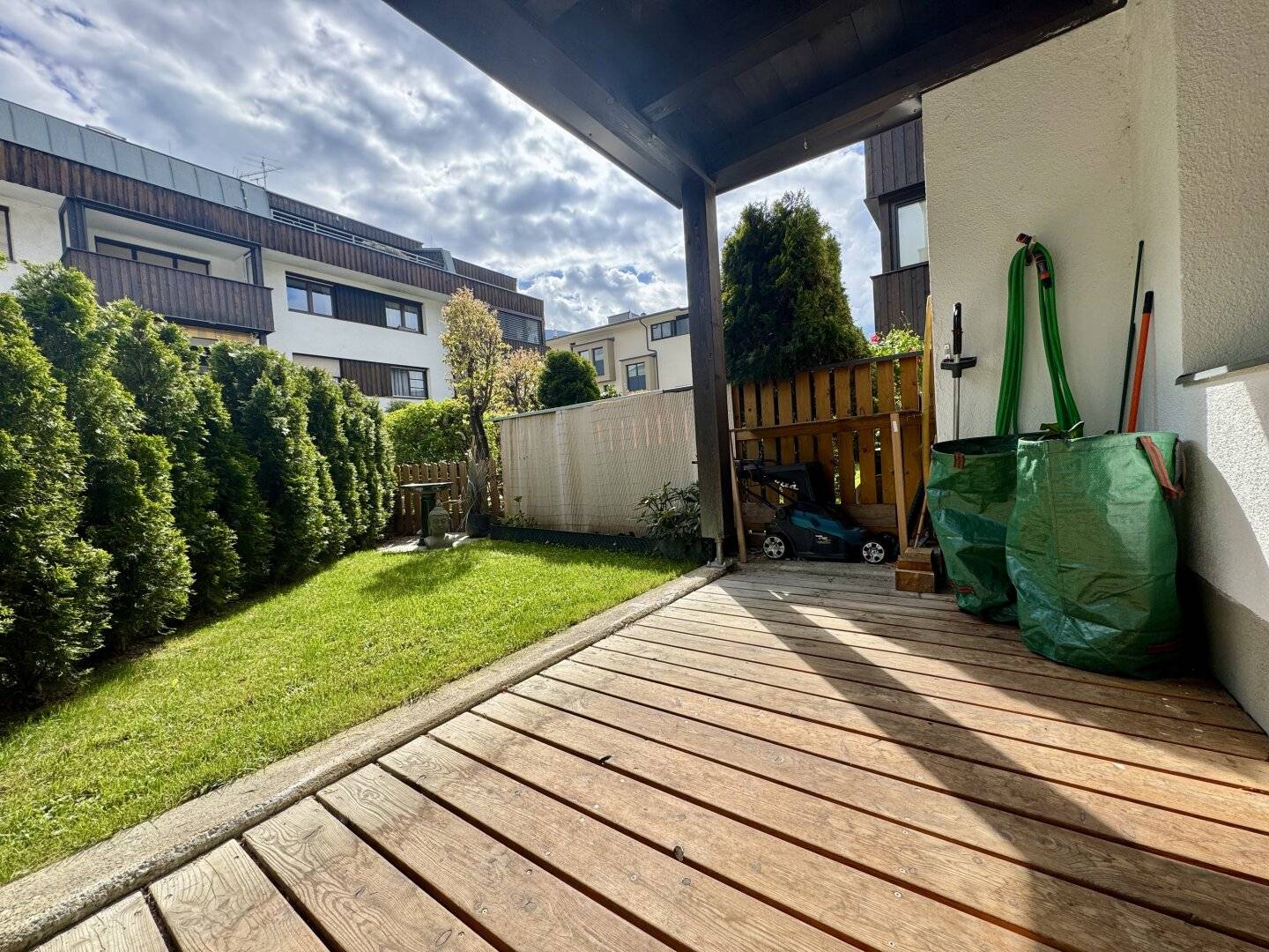 Pretty 2-room apartment with garden and terrace and garage in a nice location