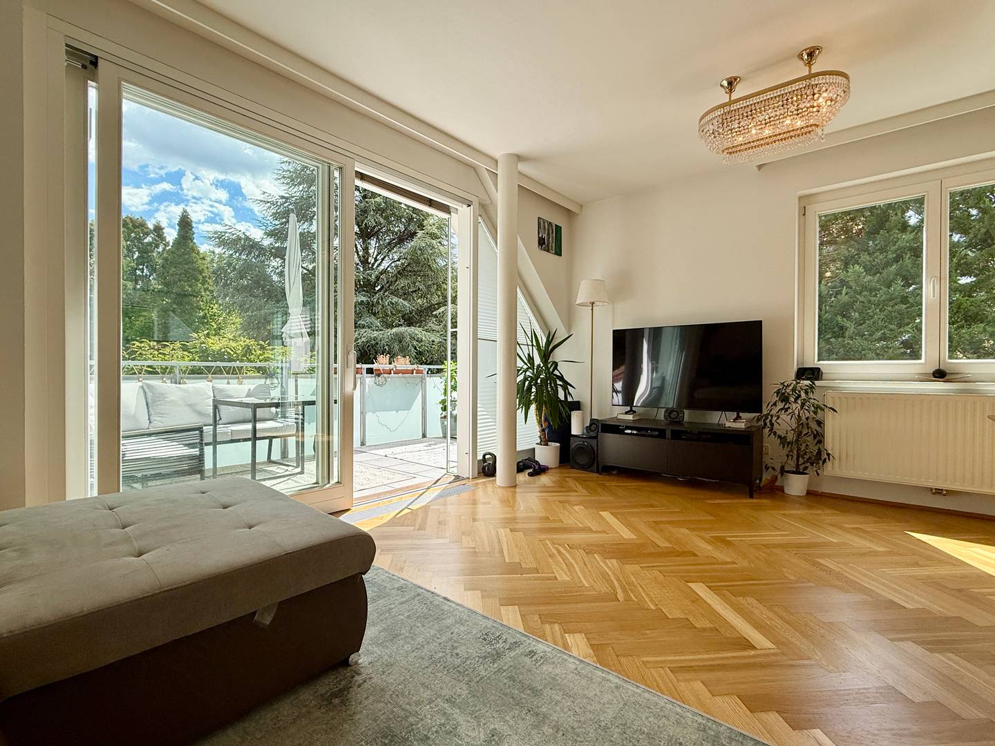 Bright Wohnung in green quiet location with three balconies and underground parking