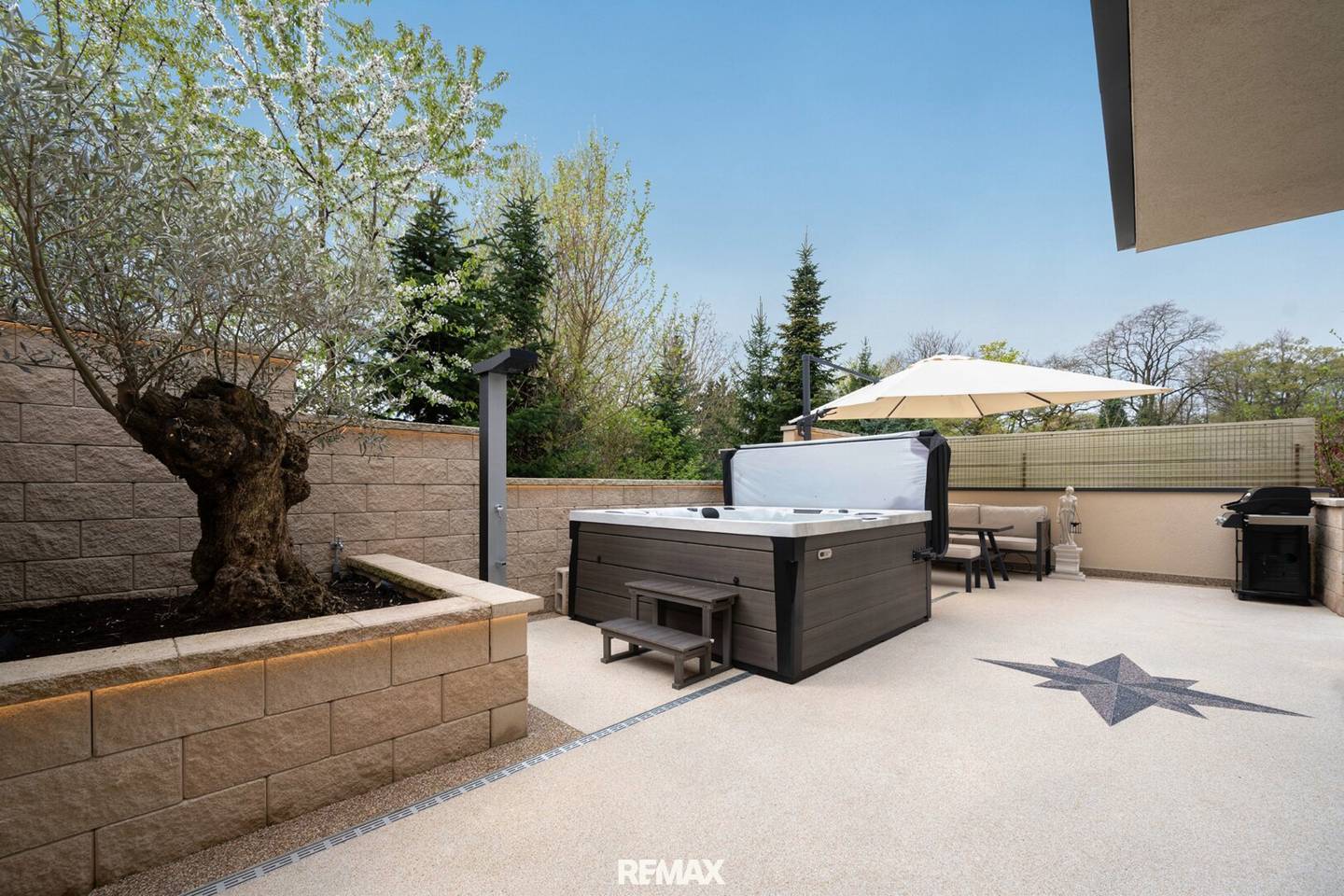 Dreamlike corner terraced house with high-quality fittings, terrace and whirlpool 2 parking spaces - 197.29 m² living and usable area – fully furnished, in central location of Steyr!