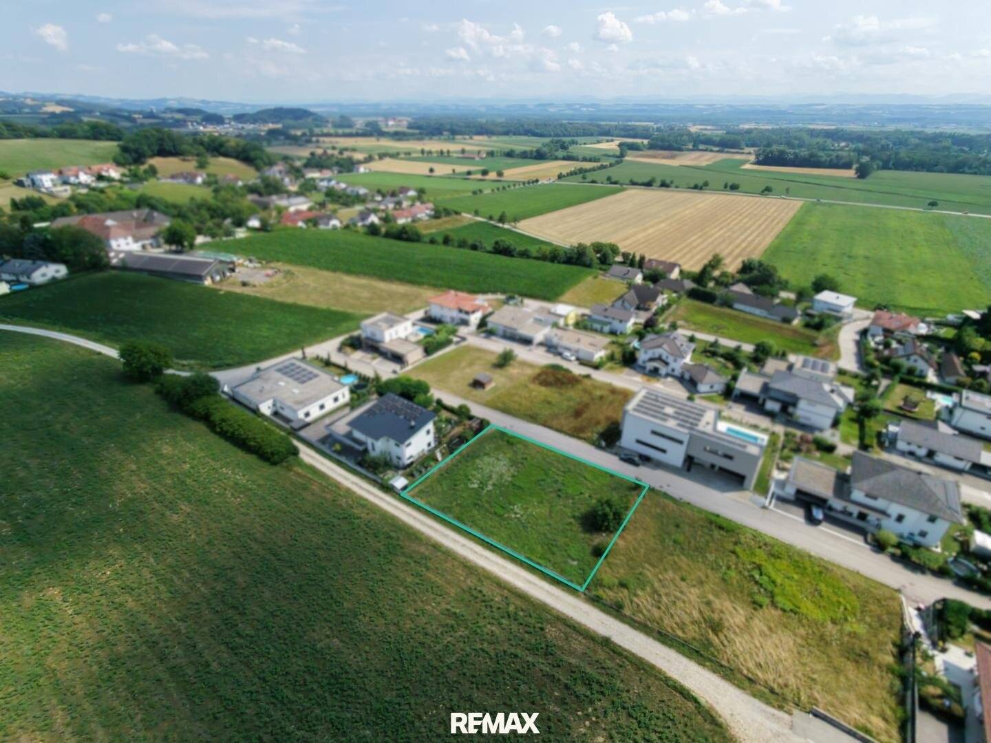 Small building plot without building obligation in Arbing