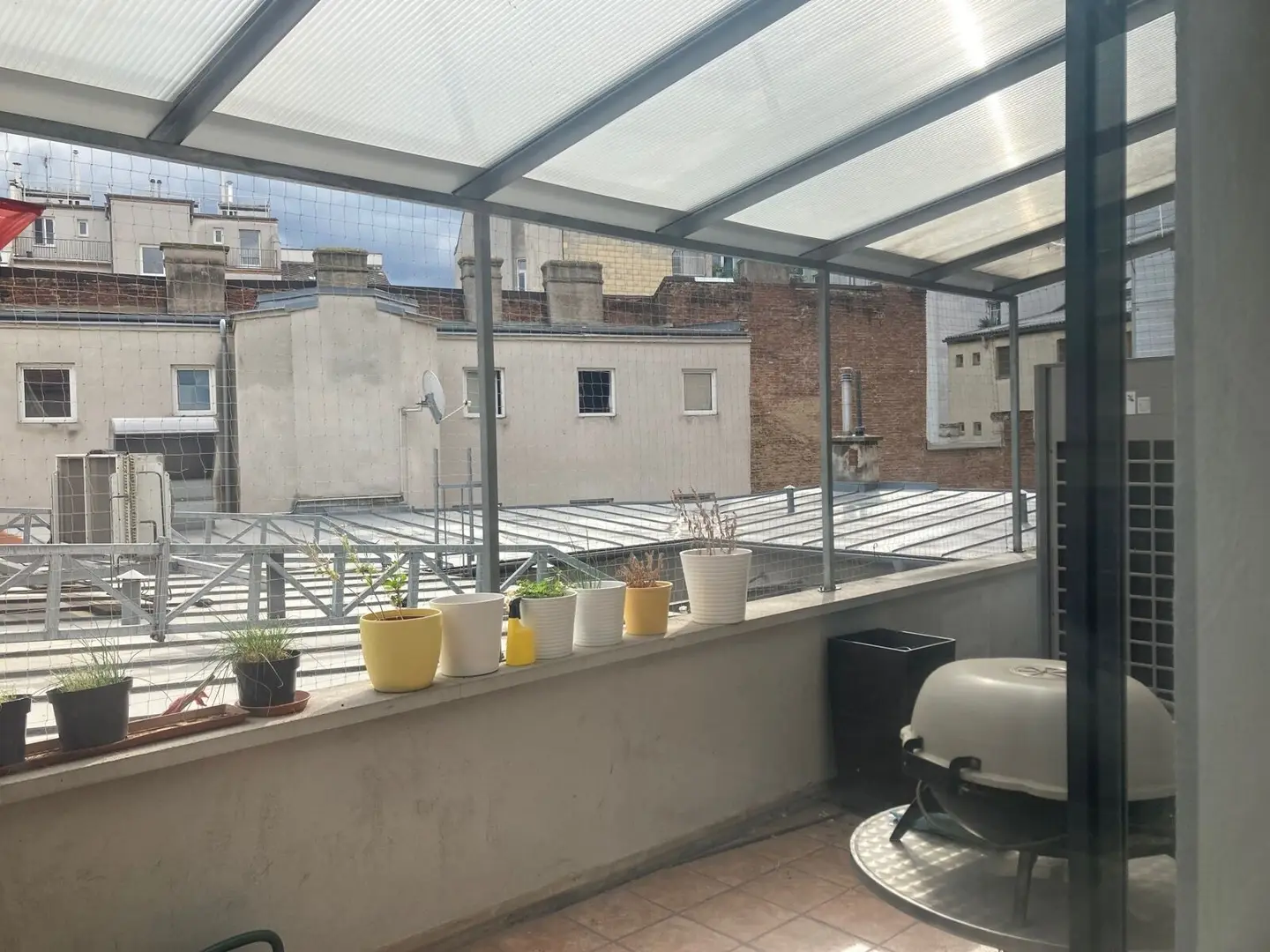 Bright apartment with terrace next to subway station