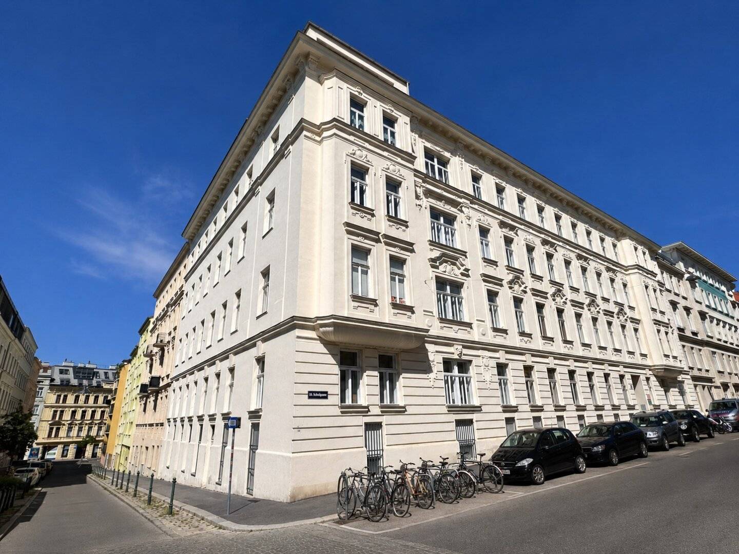 ATTENTION INVESTORS / Permanently rented 3-room old building apartment in top location of the 18th district