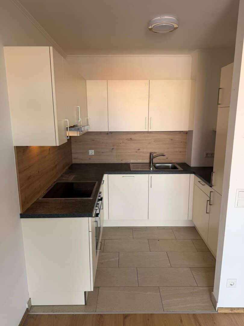 Commission-free and Immediate Move-in: 2-room apartment with balcony directly at the Vienna city border - Top 1/24