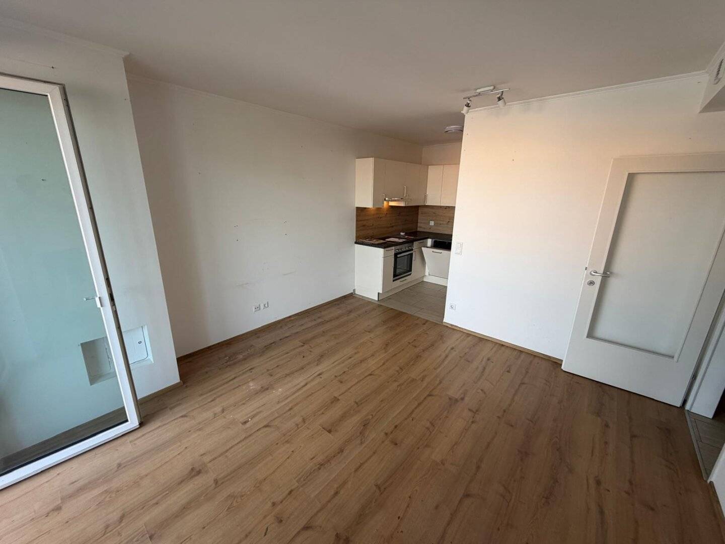 Commission-free and Immediate Move-in: 2-room apartment with balcony directly at the Vienna city border - Top 1/24