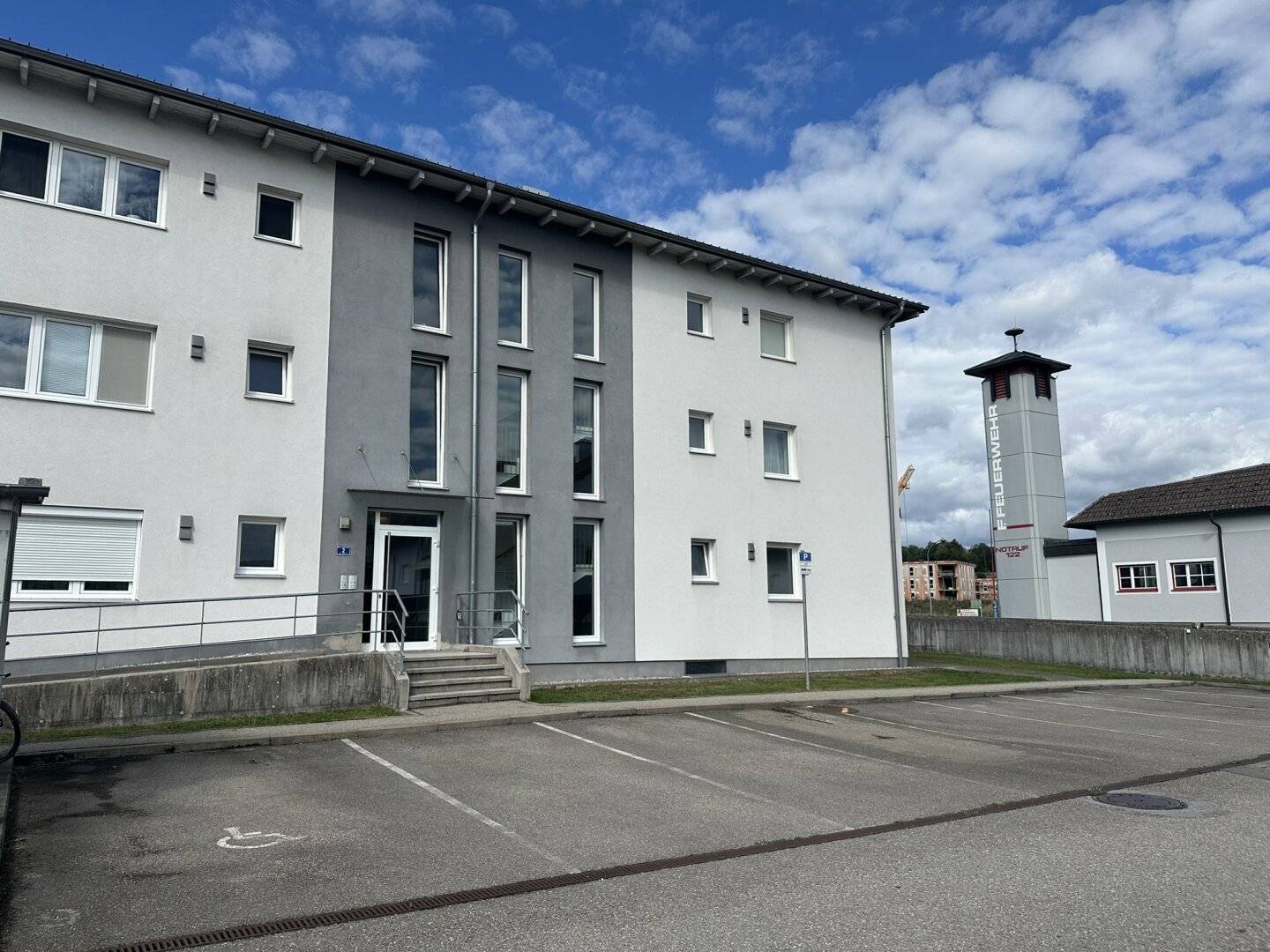 Großzügige 4-Zimmer-Wohnung mit Loggia und 2 KFZ-Stellplätze