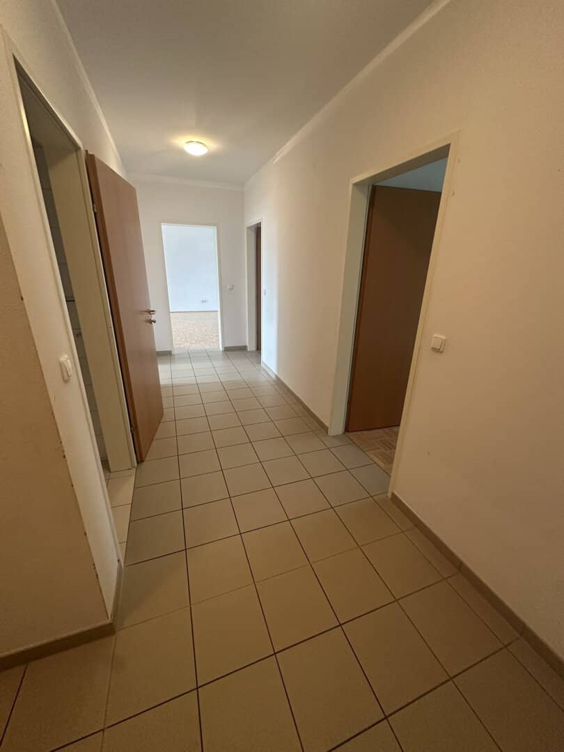 Spacious 4-room apartment with loggia and 2 car parking spaces