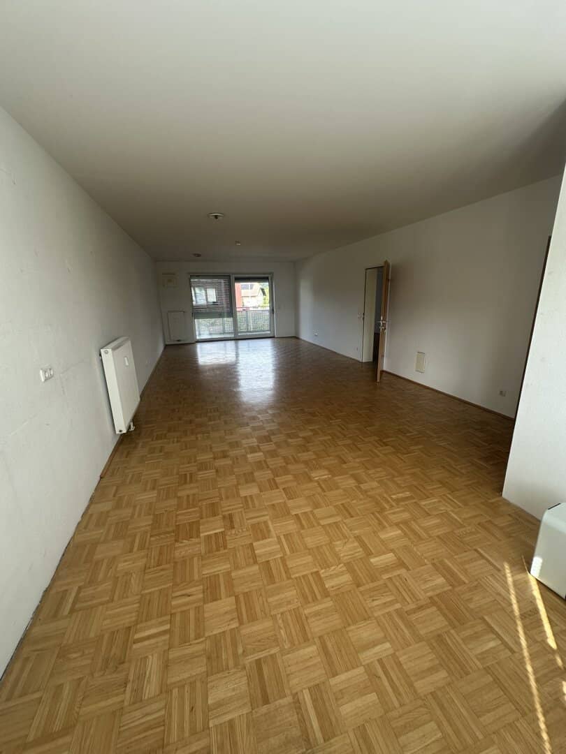 Spacious 4-room apartment with loggia and 2 car parking spaces