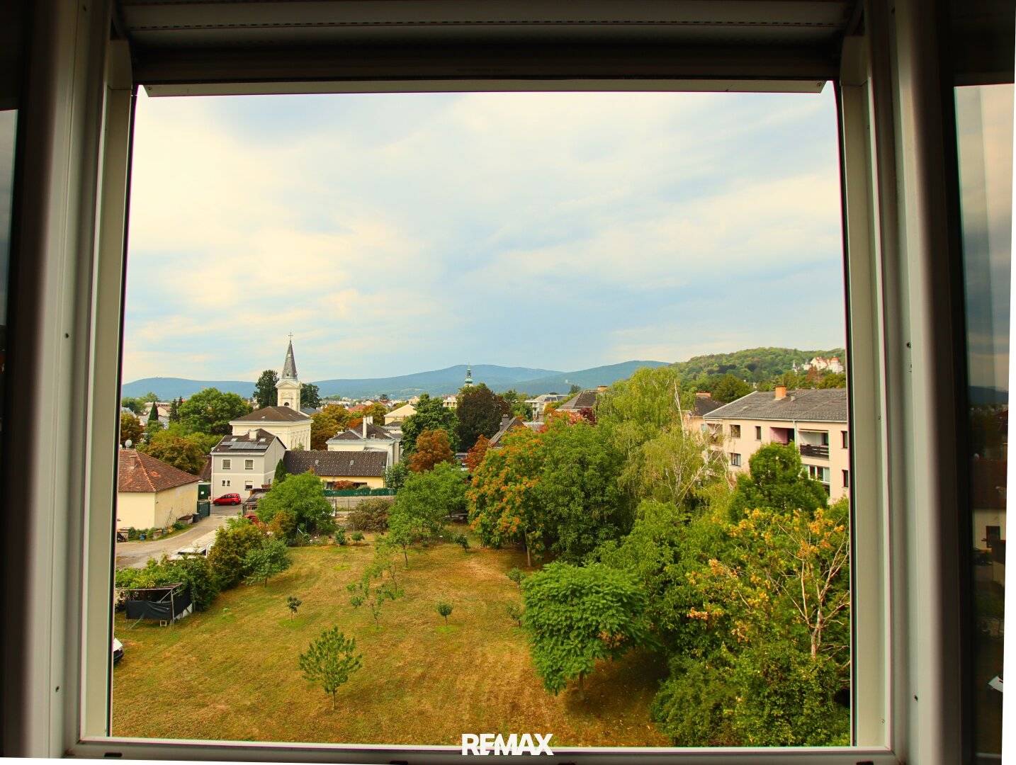 RUHE, WEITBLICK &amp; LEBENSQUALITÄT – großzügige 2-Zimmer-Wohnung mit Loggia