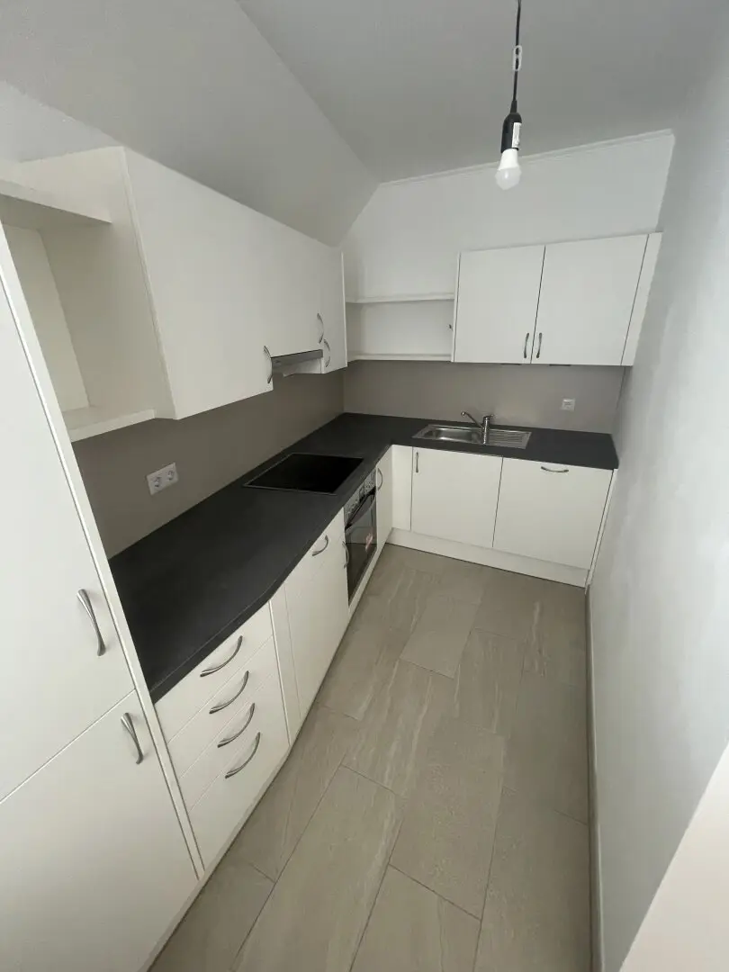 Commission-free and Immediate Occupancy: 3-room apartment with private 33.33 m2 roof garden directly at the Vienna city border - Top 1/29