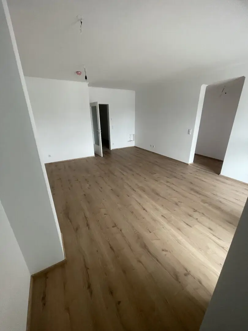 Commission-free and Immediate Occupancy: 3-room apartment with private 33.33 m2 roof garden directly at the Vienna city border - Top 1/29