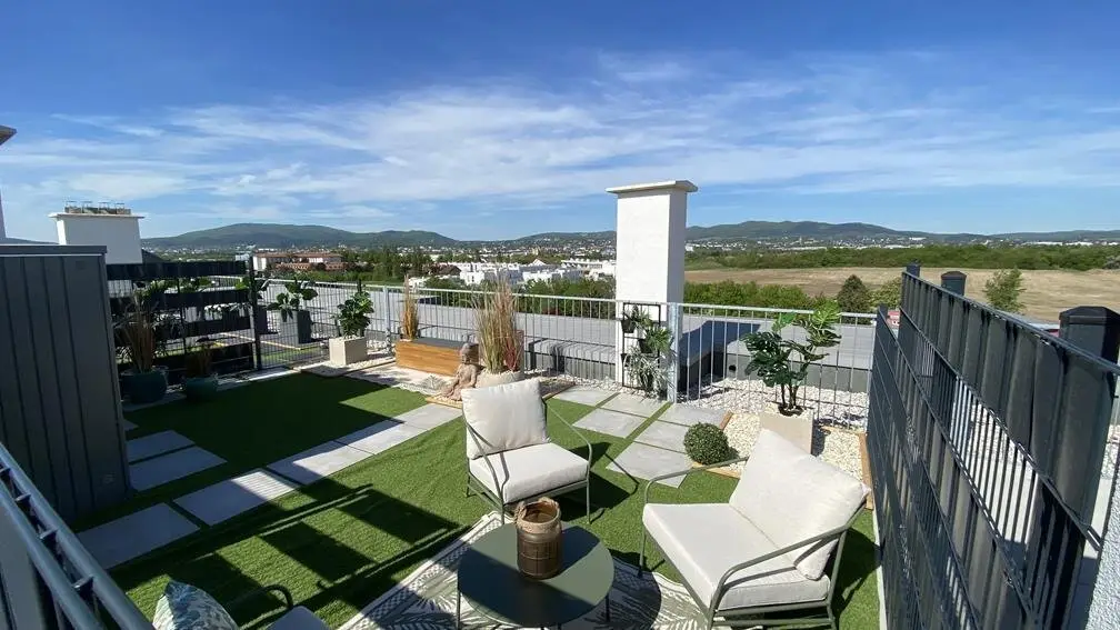 Commission-free and Immediate Occupancy: 3-room apartment with private 33.33 m2 roof garden directly at the Vienna city border - Top 1/29