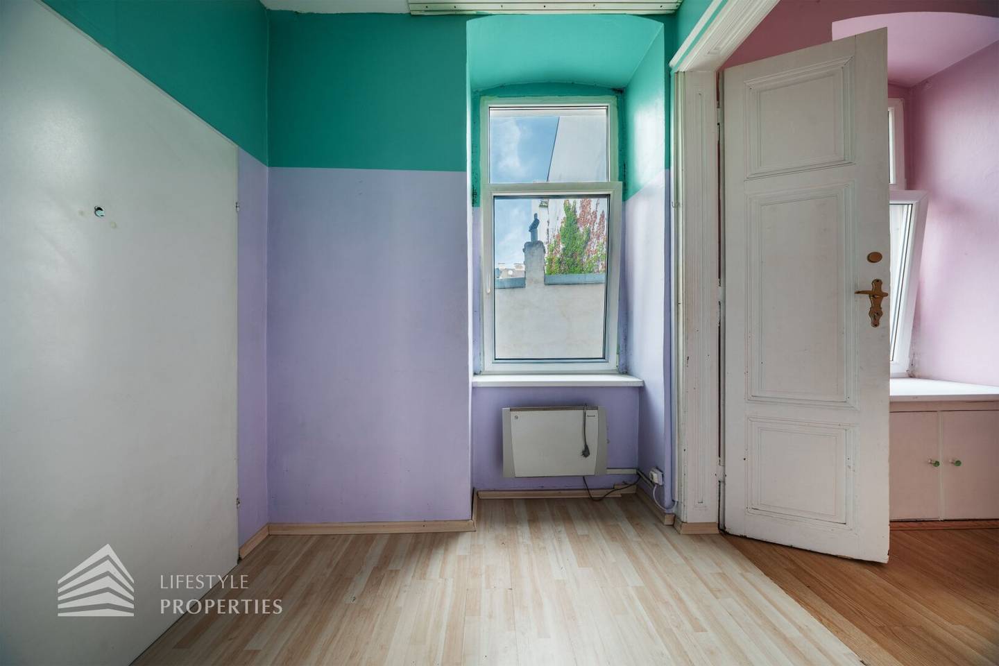 Old building apartment in need of renovation with potential near Brunnenmarkt