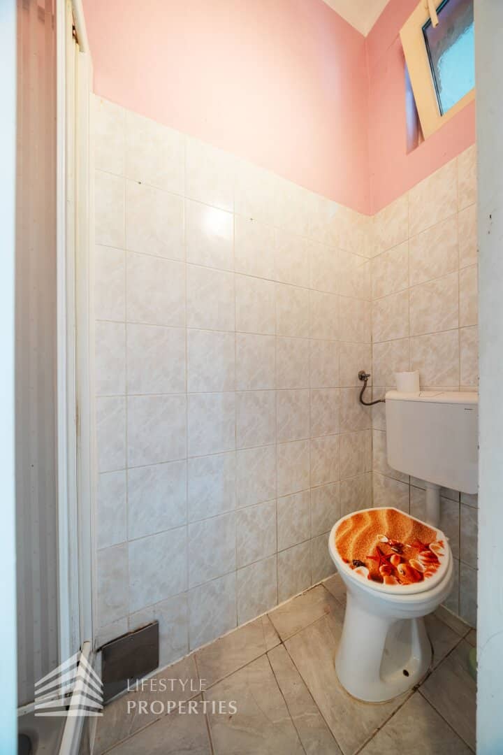 Old building apartment in need of renovation with potential near Brunnenmarkt