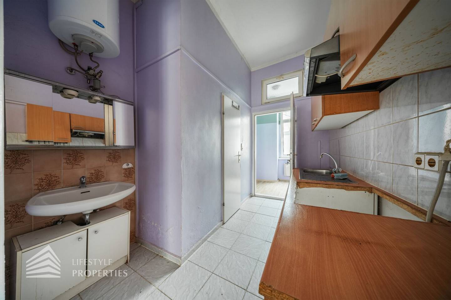 Old building apartment in need of renovation with potential near Brunnenmarkt