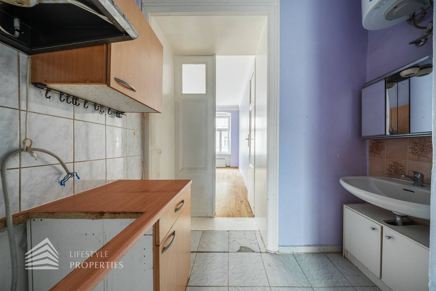 Old building apartment in need of renovation with potential near Brunnenmarkt