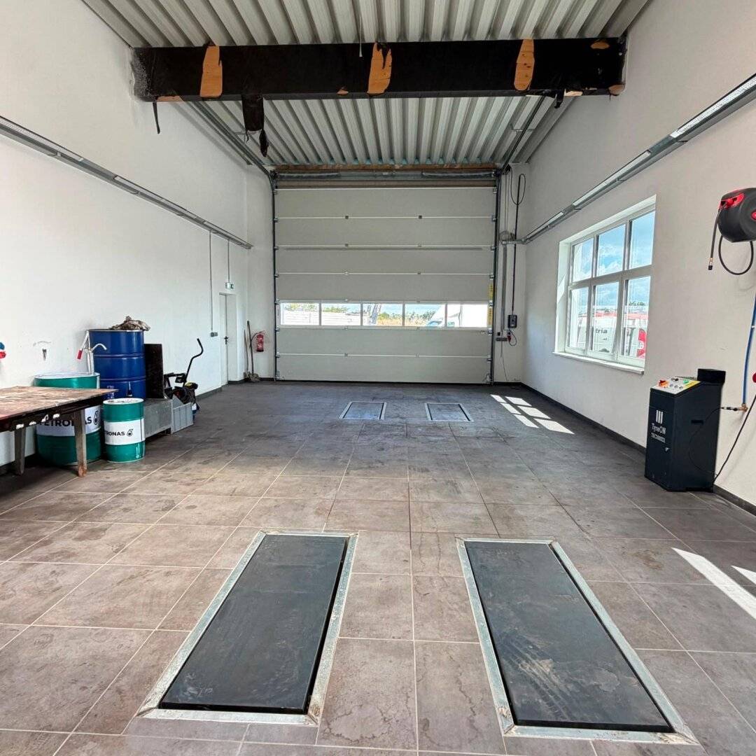 Helle Gewerbe- und Werkstatthalle in Sollenau – mit Hebebühnen, Lkw-Zufahrt und umfangreicher Ausstattung (Halle T3)