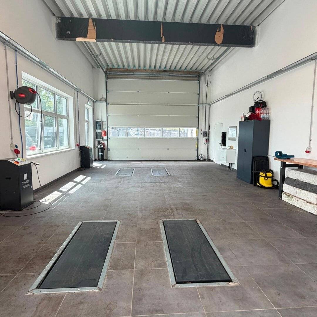 Helle Gewerbe- und Werkstatthalle in Sollenau – mit Hebebühnen, Lkw-Zufahrt und umfangreicher Ausstattung (Halle T3)