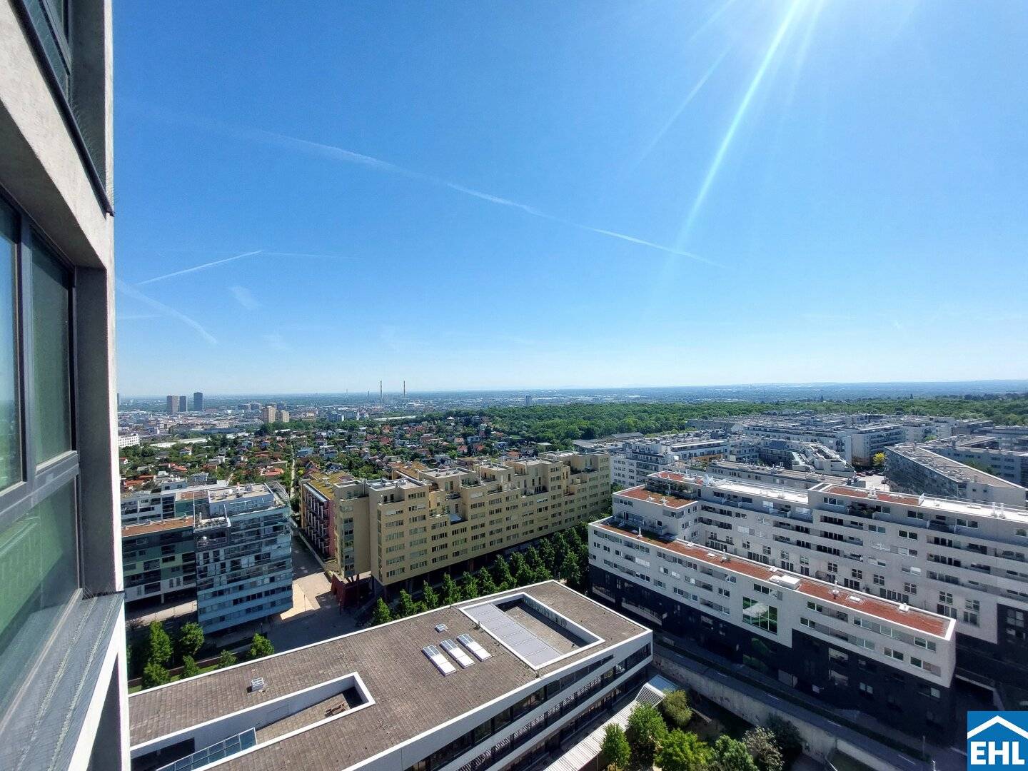 1,5 Zimmerwohnung mit Balkon im 15. OG im Herzen von Monte Laa