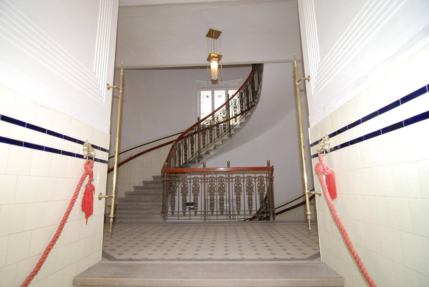 Lichtdurchflutete Altbauwohnung mit südseitigem Salon