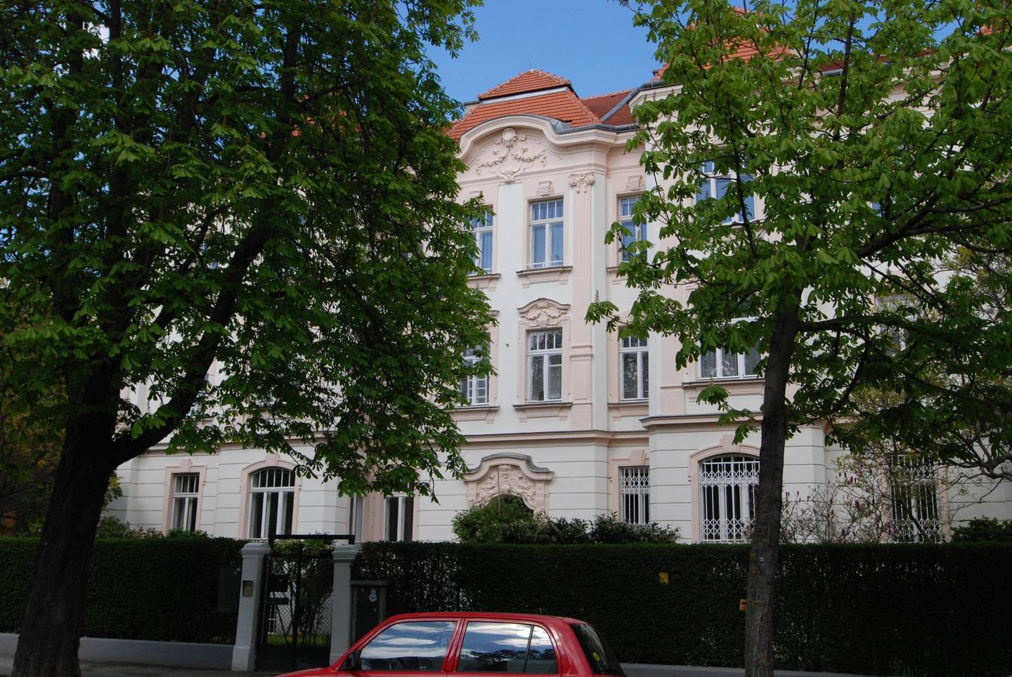 Lichtdurchflutete Altbauwohnung mit südseitigem Salon