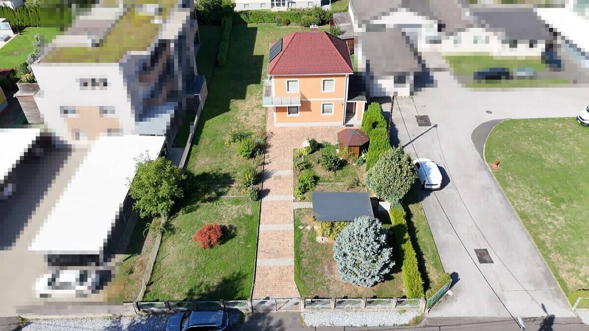 Sunny apartment with large private garden and solar system