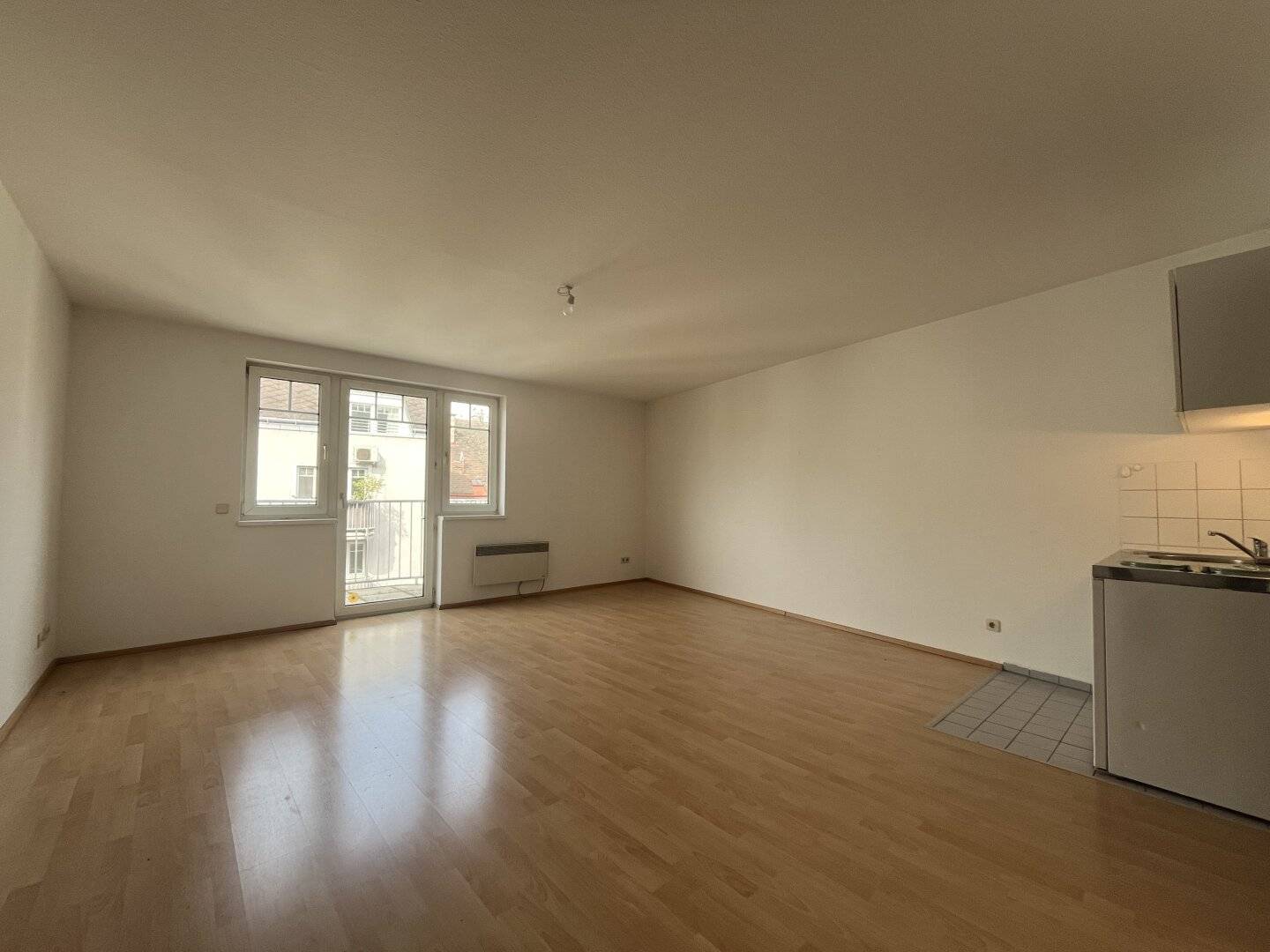 AUGASSE: HELLE 1-ZIMMER-WOHNUNG MIT BALKON