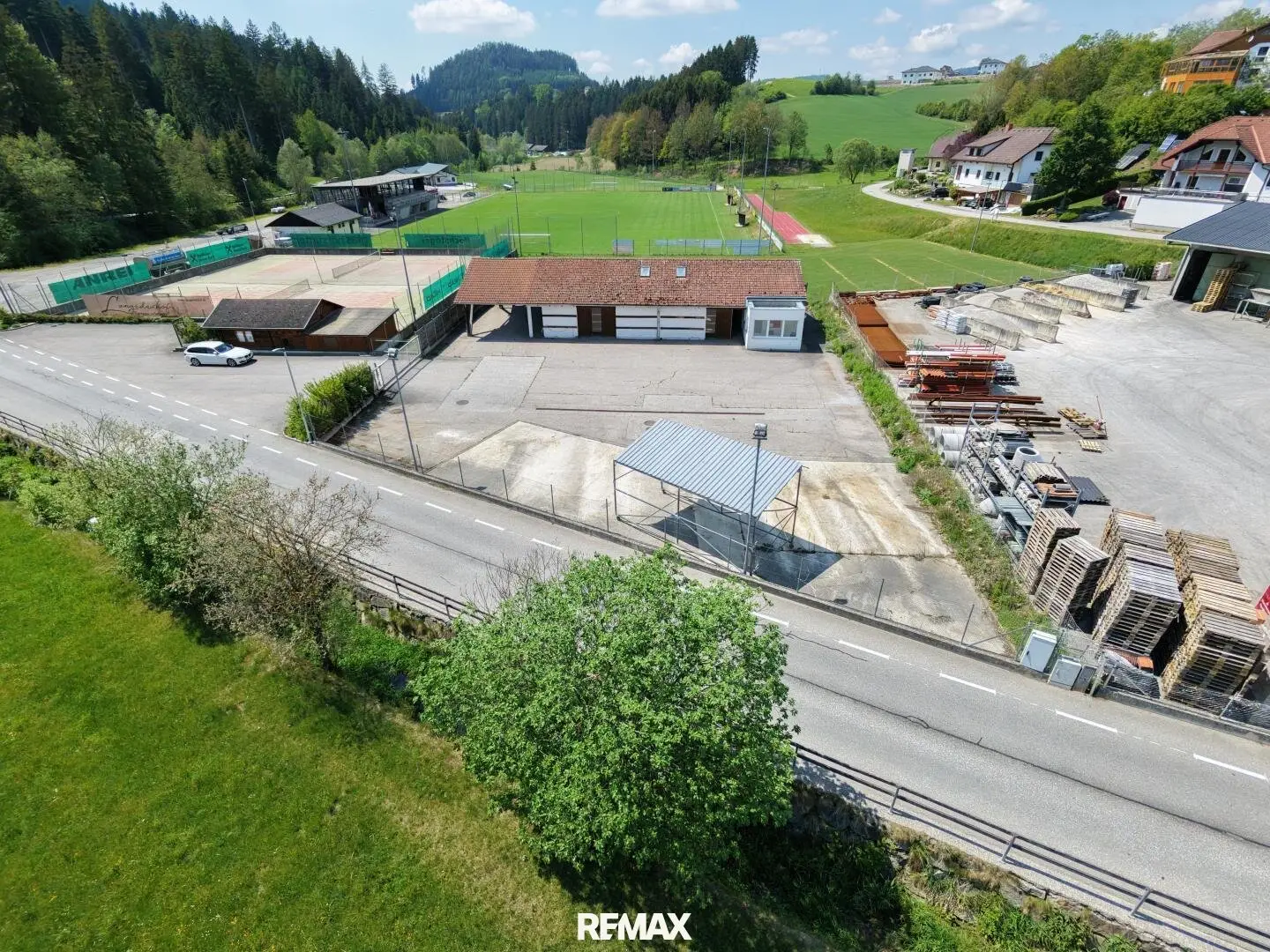 Versatile commercial property in the industrial estate – ideal for storage, workshop, production or commercial use