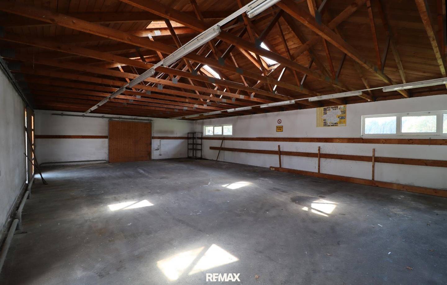 Versatile commercial property in the industrial estate – ideal for storage, workshop, production or commercial use