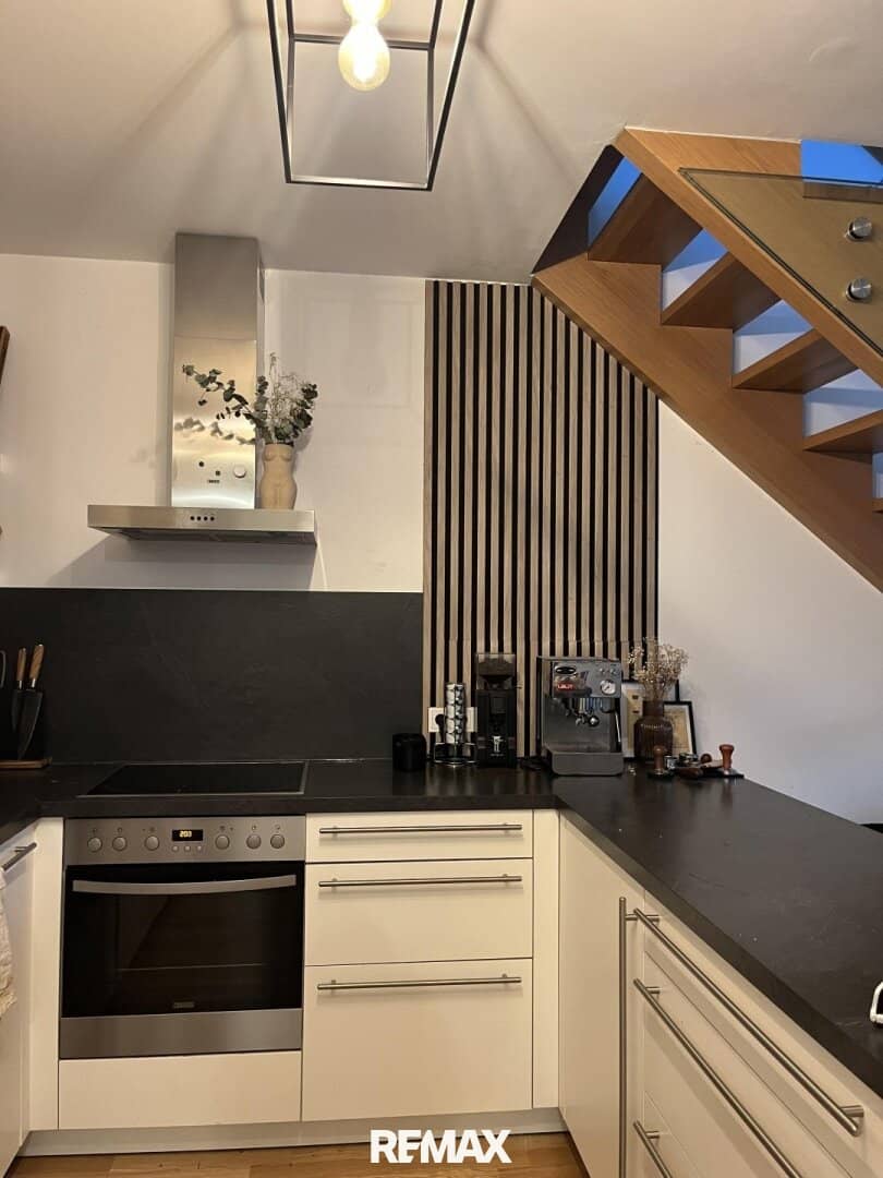 Central apartment in turn-of-the-century townhouse