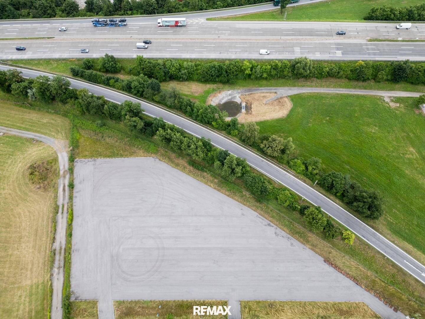 Direkt an der A1 alles Asphaltiert