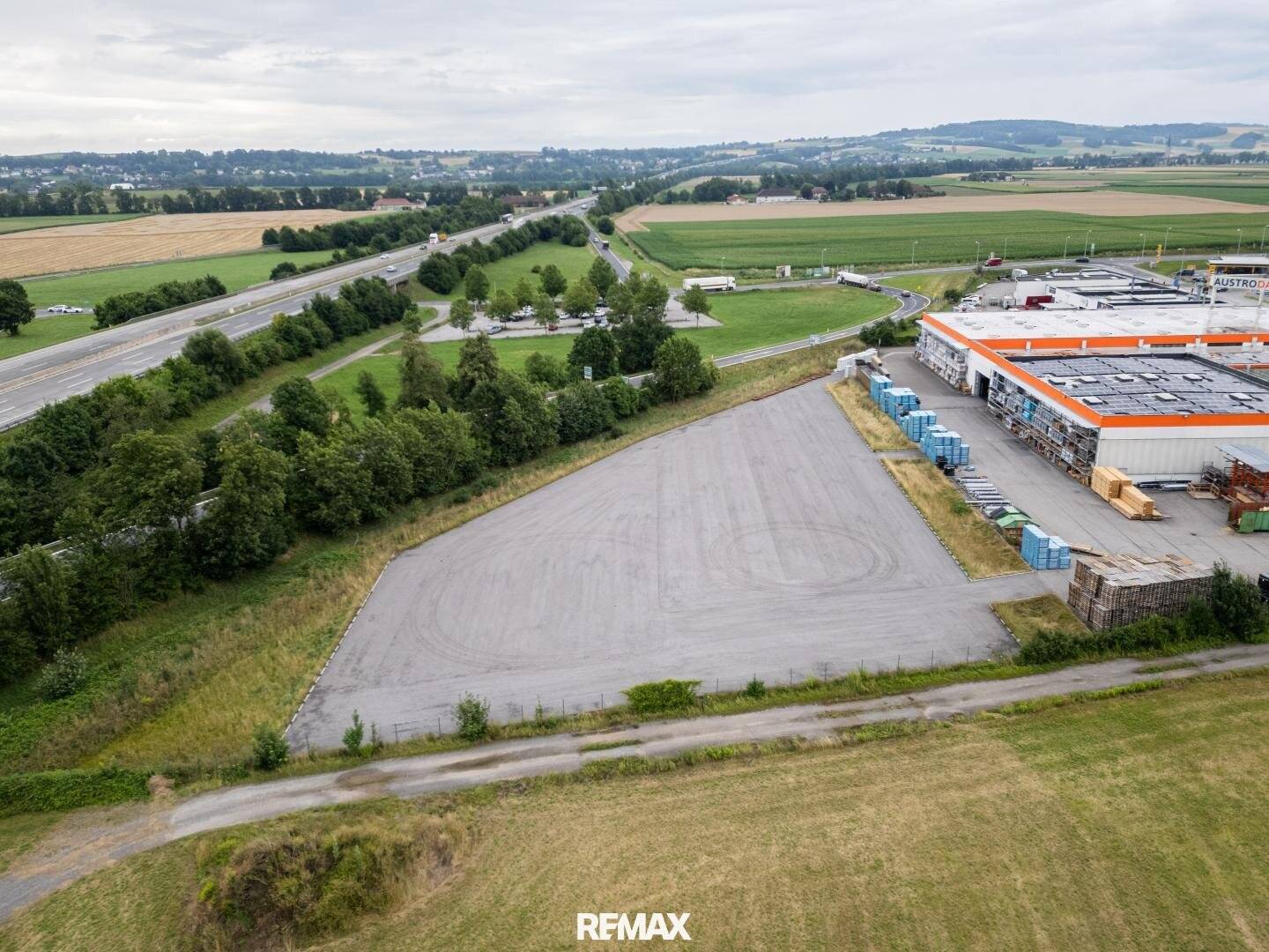 Direkt an der A1 alles Asphaltiert
