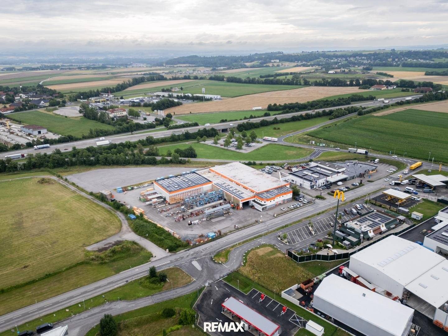 Direkt an der A1 alles Asphaltiert